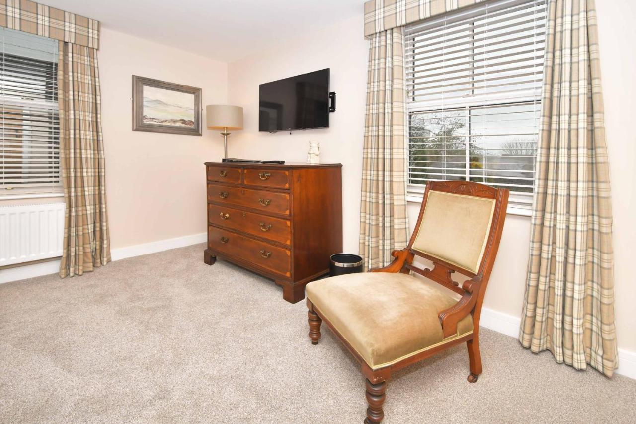 The Royal Oak Hotel Biddulph  Bagian luar foto